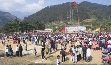 A large number of residents from Tram Tau District and visitors from all over attended the Gau Tao Festival in 2024.
