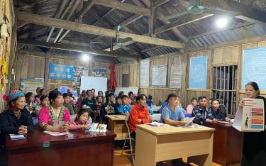 Project staff from the “Improvement of Reproductive and Sexual Health for Adolescents” initiative conduct communication activities on adolescent reproductive health care in Mu Cang Chai district.