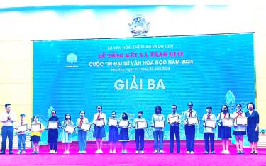 Nguyen Ngoc Phuong Linh (fourth from the left) receives an award from the contest organizers.