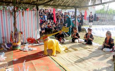 Ceremony of worshiping the 12 zodiac animals at the Harvest Festival.