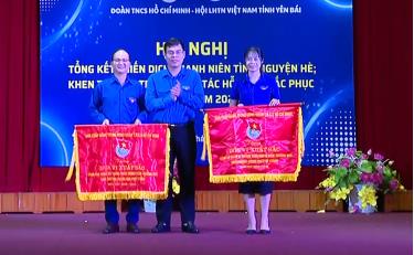 Lãnh đạo Tỉnh đoàn trao “Cờ thi đua đơn vị xuất sắc” của Ban Chấp hành Trung ương Đoàn cho 2 đơn vị có thành tích xuất sắc.