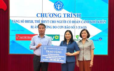 Đồng chí Nguyễn Thế Mạnh - Bí thư Ban Cán sự Đảng, Tổng Giám đốc BHXH link vào dafabet trao biểu trưng 69 sổ BHXH và 820 thẻ BHYT cho tỉnh Yên Bái.