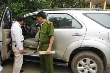 Công an đang kiểm tra chiếc xe bị đánh cắp tại Yên Bái.
