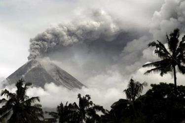 Dung nham và khói phun ra từ núi lửa Merapi hôm 1/11. 
