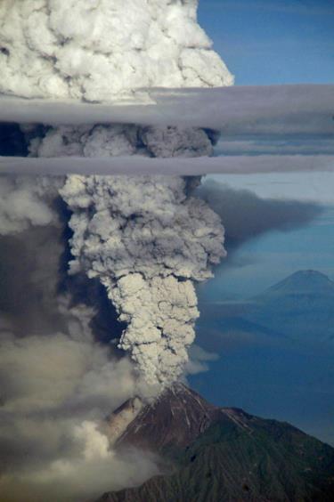 Núi lửa Merapi phun tro bụi
