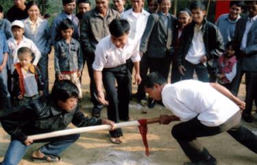 Nhân dân thôncj Thành thi đấu các môn thể thao truyền thống trong ngày hội.