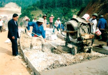 Ông Thào A Sàng - nguyên Phó bí thư huyện ủy, Chủ tịch UBND huyện Mù Cang Chải kiểm tra thi công nâng cấp tuyến đường từ trung tâm huyện đi 
xã Kim Nọi.
