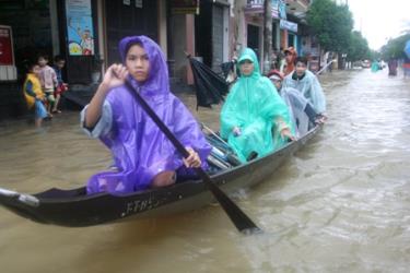 Nhiều tuyến đường phải đi bằng ghe.