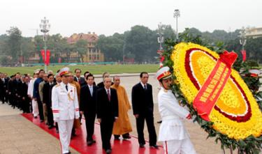 Lãnh đạo Đảng, Nhà nước, Quốc hội, Chính phủ, MTTQ Việt Nam vào Lăng viếng Chủ tịch Hồ Chí Minh.