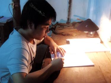 Góc học tập của Chung tại nơi em đang trọ học.
