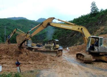 Tập trung thi công thông xe tuyến đường huyện miền núi Tây Trà - Trà Bồng (Quảng Ngãi) bị sạt lở do mưa lũ.