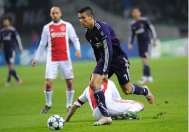 C.Ronaldo dẫn bóng qua hàng phòng thủ củaAjax Amsterdam.