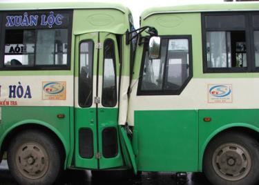 Cận cảnh hai xe đấu đầu nhau.