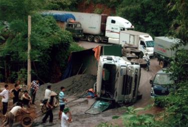 Xe đổ do cua gấp khiến hàng loạt phương tiện giao thông bị ách tắc trên quốc lộ 70. (Ảnh: Ngọc Sơn)
