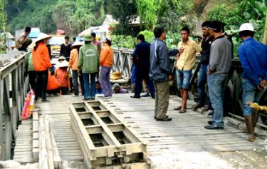 Đã có 3 lần cầu Ngòi Lực gãy gây ách tắc giao thông trên quốc lộ 70