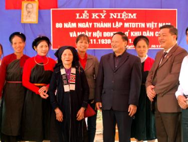 Ông Sùng A Vàng - Ủy viên Ban chấp hành Đảng bộ tỉnh, Chủ tịch UBMTTQ tỉnh Yên Bái (thứ 3 từ phải sang) gặp gỡ nhân dân thôn văn hóa Ngòi Vồ, xã Tân Hương, huyện Yên Bình.
