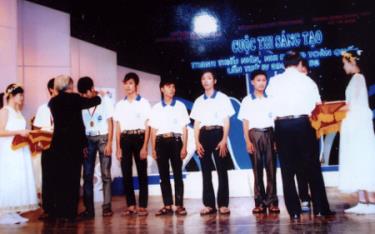 Giáo sư, tiến sĩ Hồ Uy Liêm - Chủ tịch Liên hiệp các Hội khoa học kỹ thuật Việt Nam trao phần thưởng và giải nhất cuộc thi “sáng tạo trẻ Việt Nam năm 2007 - 2008” cho học sinh Trường Nguyễn Lương bằng.
