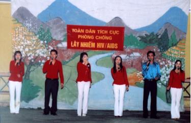 Đội Thông tin lưu động tỉnh Yên Bái, biểu diễn văn nghệ tuyên truyền phòng chống HIV/AIDS tại xã Nậm Lành (Văn Chấn).
(Ảnh: Pa Ri)