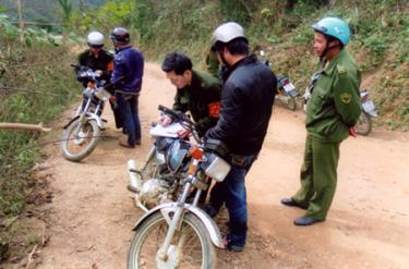 Ban Công an xã Lang Thíp (Văn Yên) tích cực tuần tra, xử lý người vi phạm Luật Giao thông đường bộ.