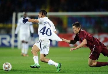 Aleksandr Ryazantsev của Rubin Kazan (phải) truy cản Steven Pienaar của Tottenham.