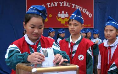 Nhiều học sinh tại Trường Tiểu học Nguyễn Thái Học đã bớt chút tiền ăn sáng để quyên góp ủng hộ Phương Thảo.