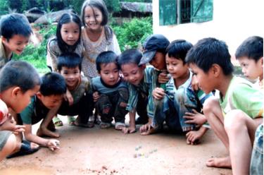 Tỉ lệ mất cân bằng giới tính giữa trẻ nam và nữ ngày càng lớn do tư tưởng sinh con trai “nối dõi tông đường”.
(Ảnh: Thanh Chi)