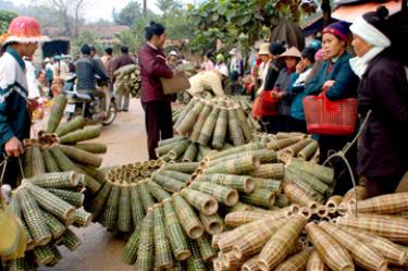 Rọ tôm như một đặc sản ở chợ quê Xuân Lai, huyện Yên Bình. (Ảnh: Quang Tuấn)