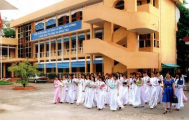 Thầy trò Trường Cao đẳng Sư phạm Yên Bái lên giảng đường.