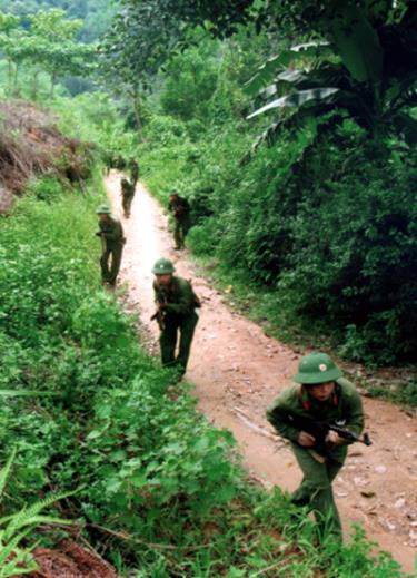 Các học viên Trường Quân sự tỉnh thực hành bài tập đột kích mục tiêu địch. (Ảnh: Huy Văn)