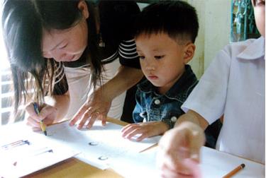 Cô và cháu Trung tâm Bảo trợ xã hội tỉnh trong giờ học vẽ.