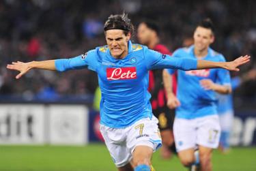 Tiền đạo Cavani ghi cả hai bàn thắng vào lưới Man.City giúp Napoli giành trọn 3 điểm.