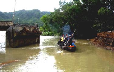 Cầu sông Cô (huyện Đồng Xuân) đã bị nước lũ cuốn trôi, khiến người dân từ xã Xuân Sơn Bắc qua thị trấn La Hai phải dùng đò để đi lại.