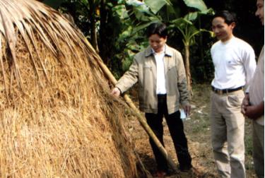 Cán bộ khuyến nông huyện Lục Yên hướng dẫn kỹ thuật làm cây rơm cho các hộ dân.