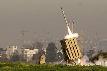 Một tên lửa được phóng lên từ hệ thống phòng thủ tên lửa Vòm Sắt của Israel.  
