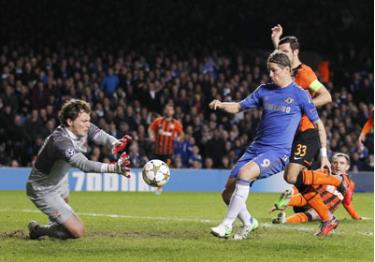 Tiền đạo Fernando Torres trong pha đối mặt với thủ môn Andriy Pyatov của Shakhtar Donetsk.