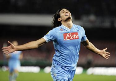 Edinson Cavani (Napoli) ăn mừng bàn thắng.