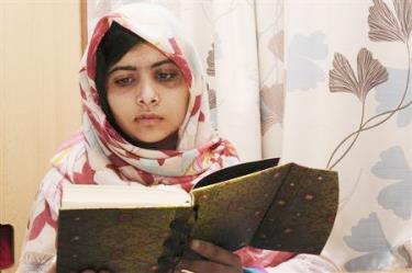 Malala đọc sách tại bệnh viện Queen Elizabeth.