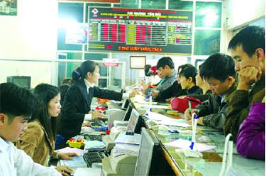 Khách hàng đến giao dịch tại Ngân hàng Đầu tư và Phát triển Chi nhánh Yên Bái.