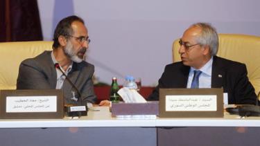 Chủ tịch Liên minh Dân tộc Syria Moaz al-Khatib (trái) mới được bầu tại Doha.
