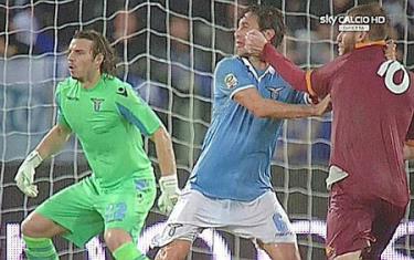 De Rossi đã bị HLV Prandelli bỏ rơi vì chơi xấu.