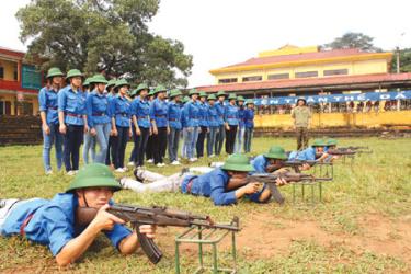 Sinh viên Trường Cao đẳng Sư phạm thực hành nội dung kỹ thuật bắn súng.