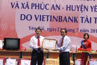 Thay mặt UBND tỉnh Yên Bái, đồng chí Tạ Văn Long - Phó chủ tịch Thường trực UBND tỉnh tặng bằng khen cho VietinBank với nhiều đóng góp trong công tác an sinh xã hội.