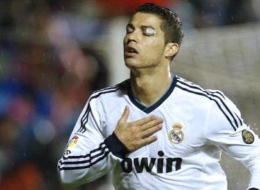 Ronaldo chảy máu đầm đìa vì bị đánh vào mặt Ronaldo giảm thị lực vì dính đòn cùi chỏ  

