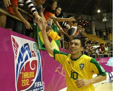 Fernandinho (số 10) của Brazil chung vui với khán giả sau trận thắng Panama tại Korat Chatchai Hall, Nakhon Ratchasima ngày 12-11.