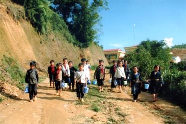 Học trò vùng cao. (Ảnh Phí Đức Long)