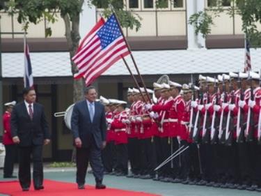 Bộ trưởng Quốc phòng Thái Lan Sukampol Suwannathat (trái) và Bộ trưởng Quốc phòng Leon Panetta (phải) tại lễ đón ở Bangkok. (Nguồn: AFP/TTXVN)