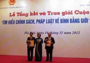 Bộ trưởng LĐTB&XH Phạm Thị Hải Chuyền trao giải cho đại diện nhận giải tập thể.