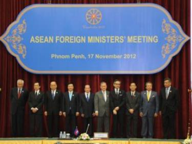 Các Ngoại trưởng của khối ASEAN tại cuộc họp thượng đỉnh Phnom Penh, 17/11/2012. 
