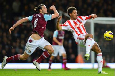 Pha tranh bóng quyết liệt giữa tiền đạo Andy Carroll (trái, West Ham) và Ryan Shotton của Stoke City.