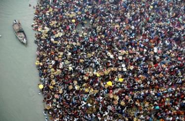 Hơn 100.000 người đổ ra sông Ganges để tham gia lễ cầu nguyện trong lễ hội Chath.